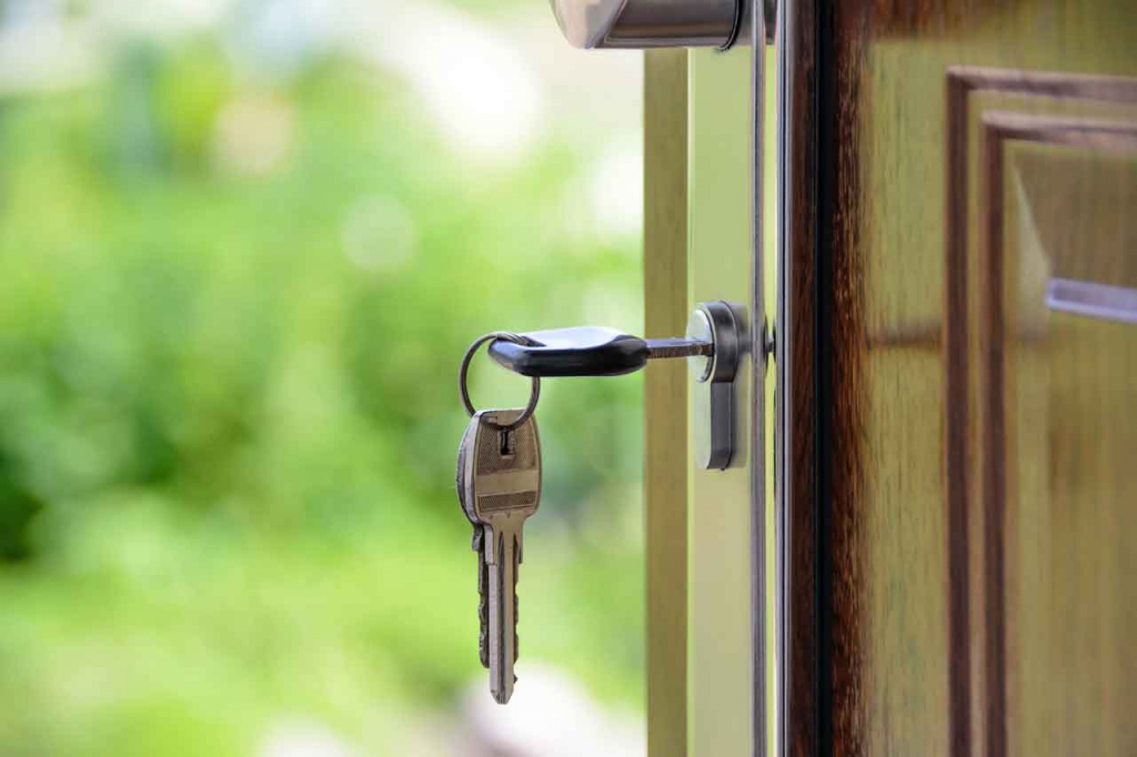 Llaves en la puerta de una vivienda